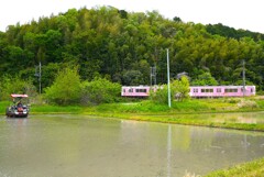 田植と鉄道の風景