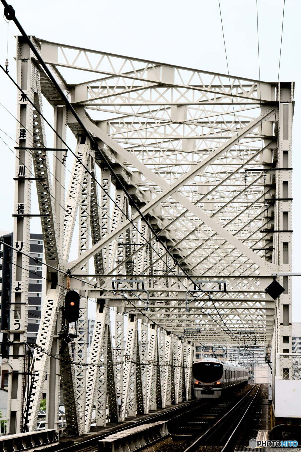 高いトラスの鉄橋