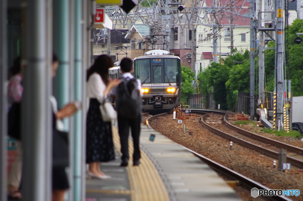 通過列車にご注意を！