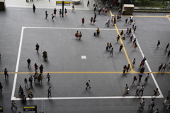 大阪駅「行き交う」