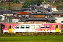 瓦屋根と鉄道の風景