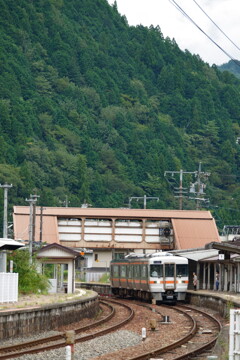 山間の駅風景