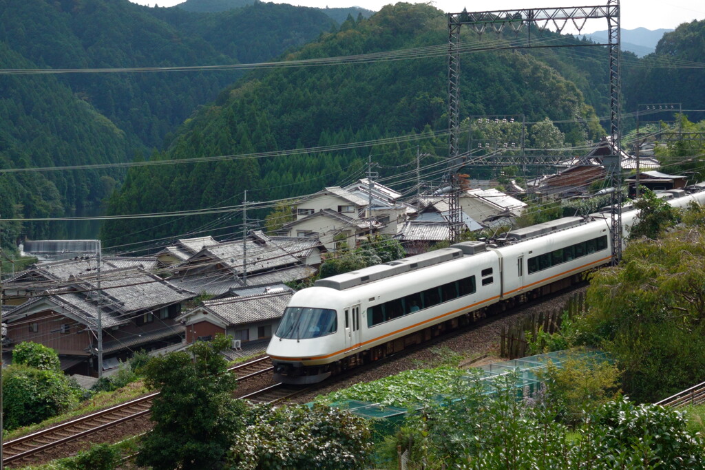 瓦屋根と鉄道の風景