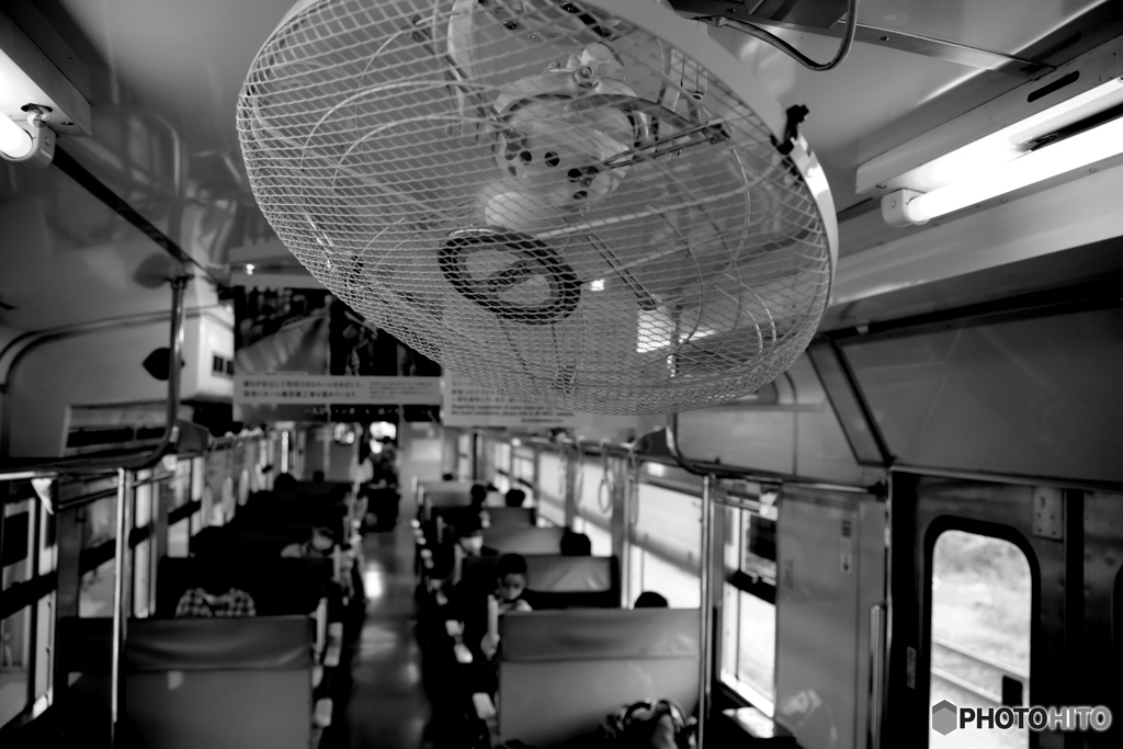 扇風機のある車内風景