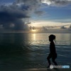 グアムの海と少女