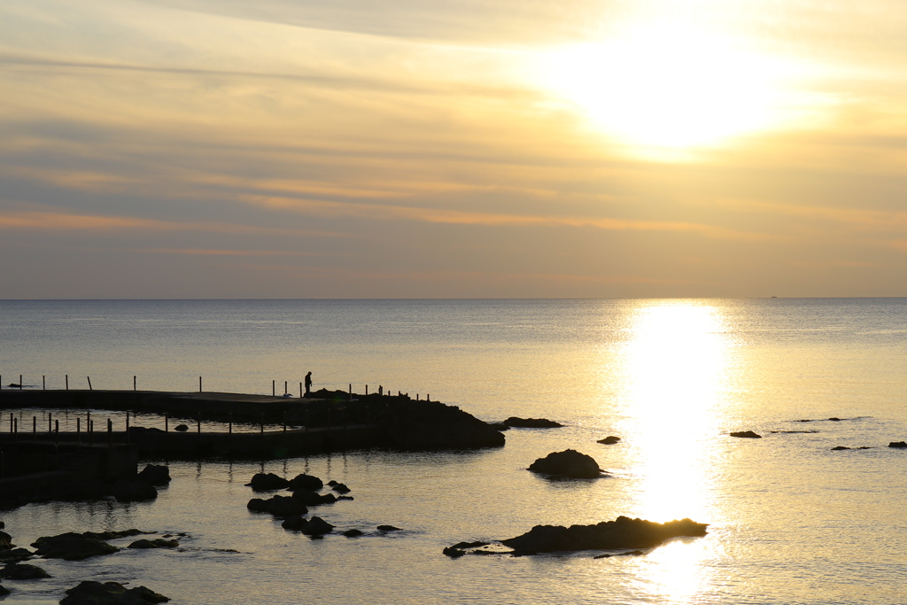 日本海夕日の丘公園から③　夕日と釣り人