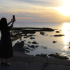 日本海夕日の丘公園から④　夕日を撮影する女性