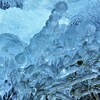 氷った滝壺