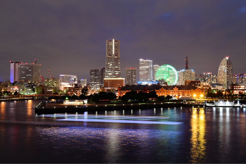 みなとみらいの夜景と遊覧船の光