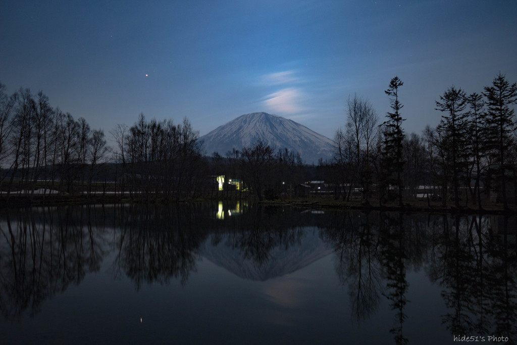 月明りの逆さ羊蹄山