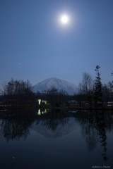 月と羊蹄山