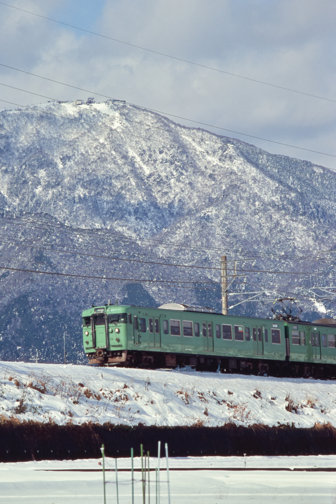 雪の比良山と１１３系