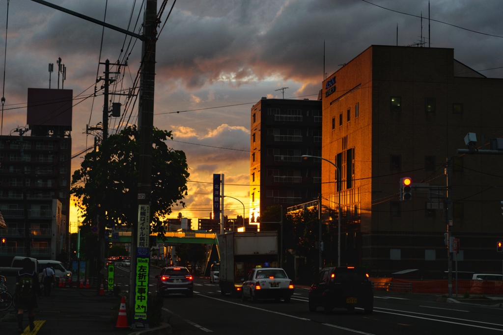 雨の向こうは夕陽