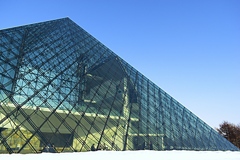ガラスのピラミッド1