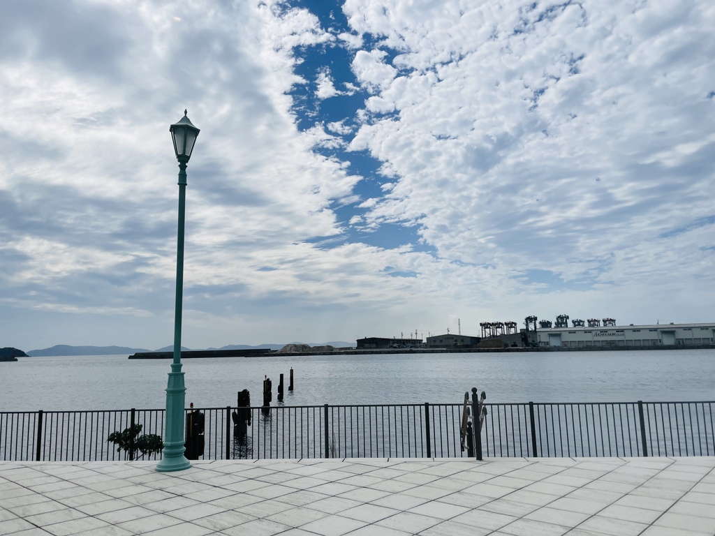 穏やかな海辺の風に