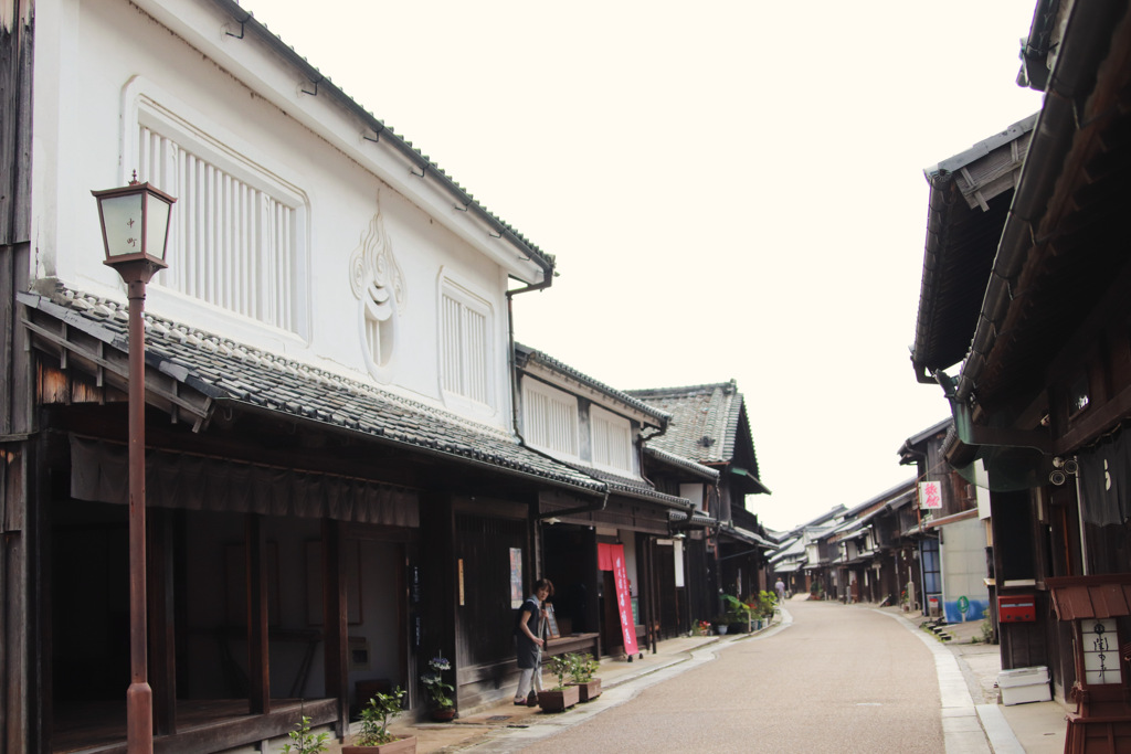 古い街並みを歩く