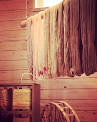 紡ぎ、染める。