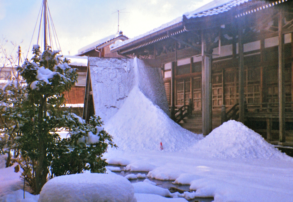 田舎寺の冬雪