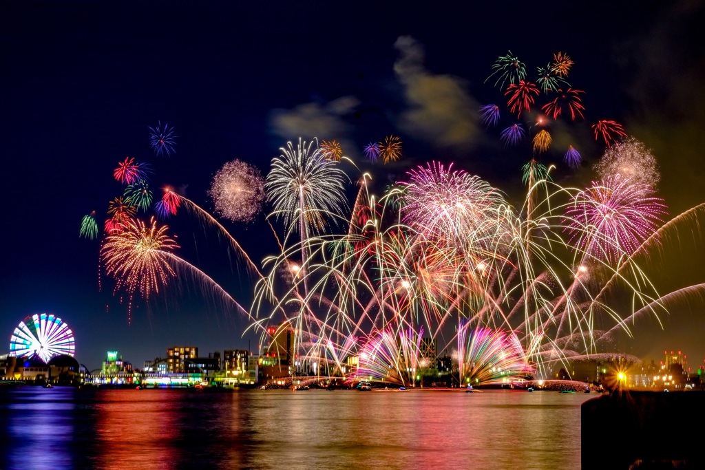 秋の夜空に咲く花