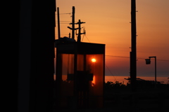 電話ボックス越しの夕陽