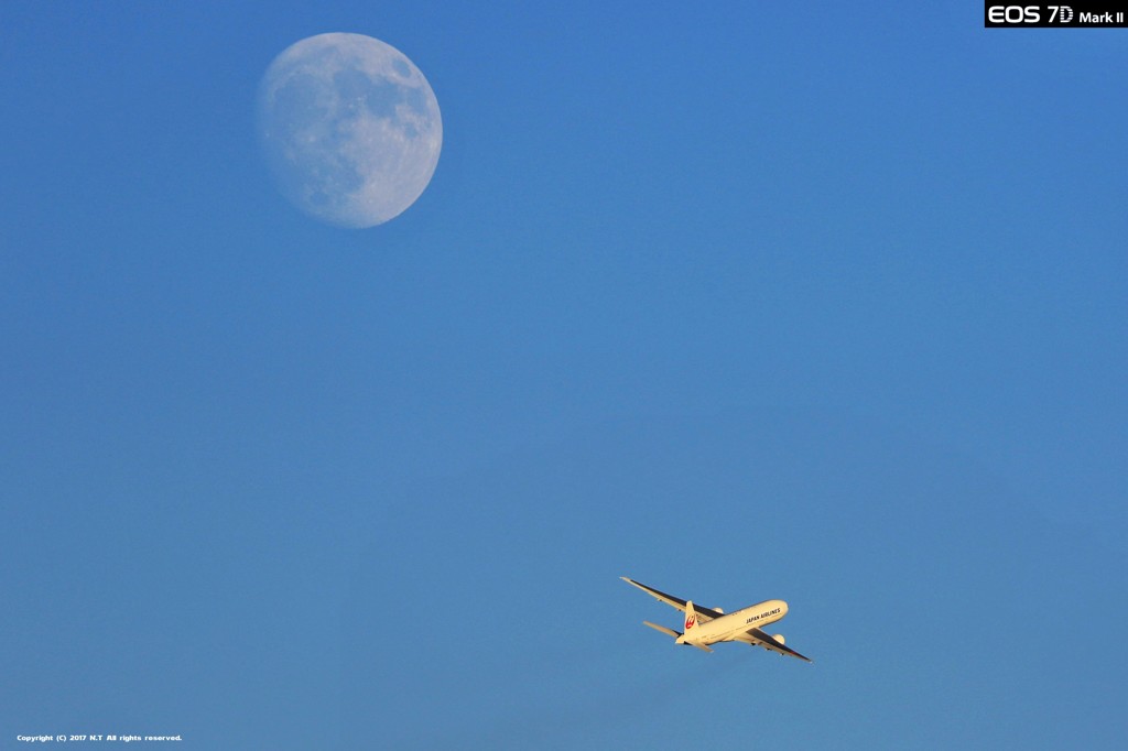 月と飛行機