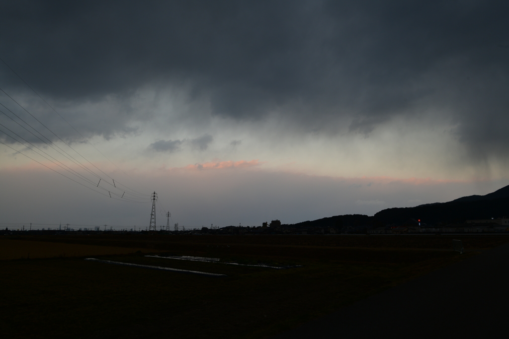 連なる線とその上の雲