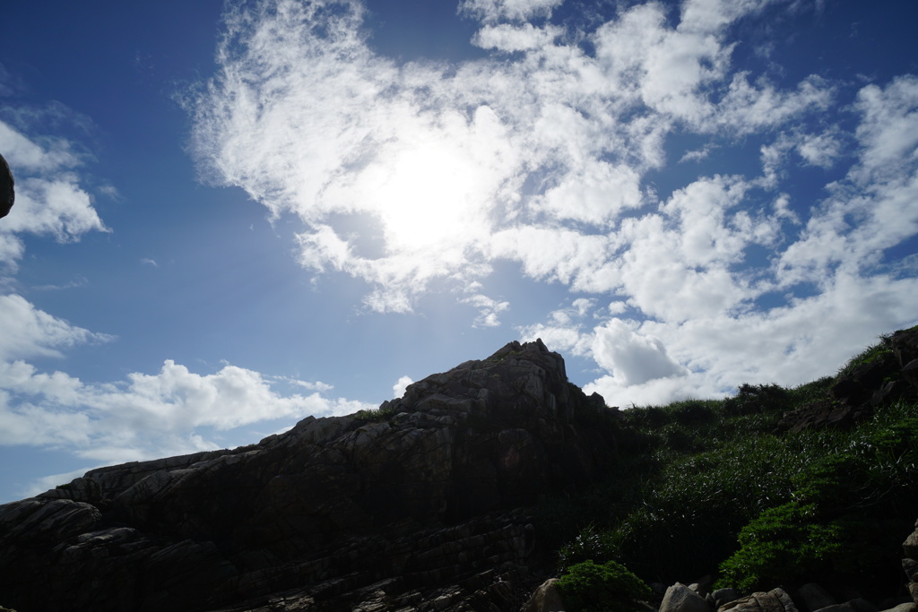 雲と岩の重なりあう刻