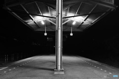 夜のプラットホーム