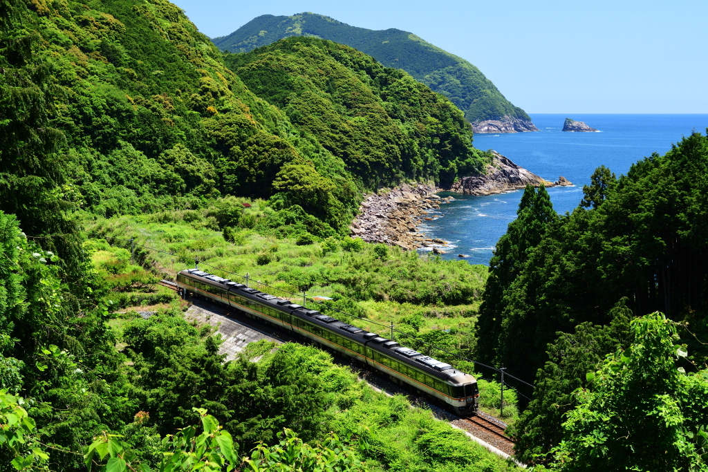 波田須を行く特急「南紀」