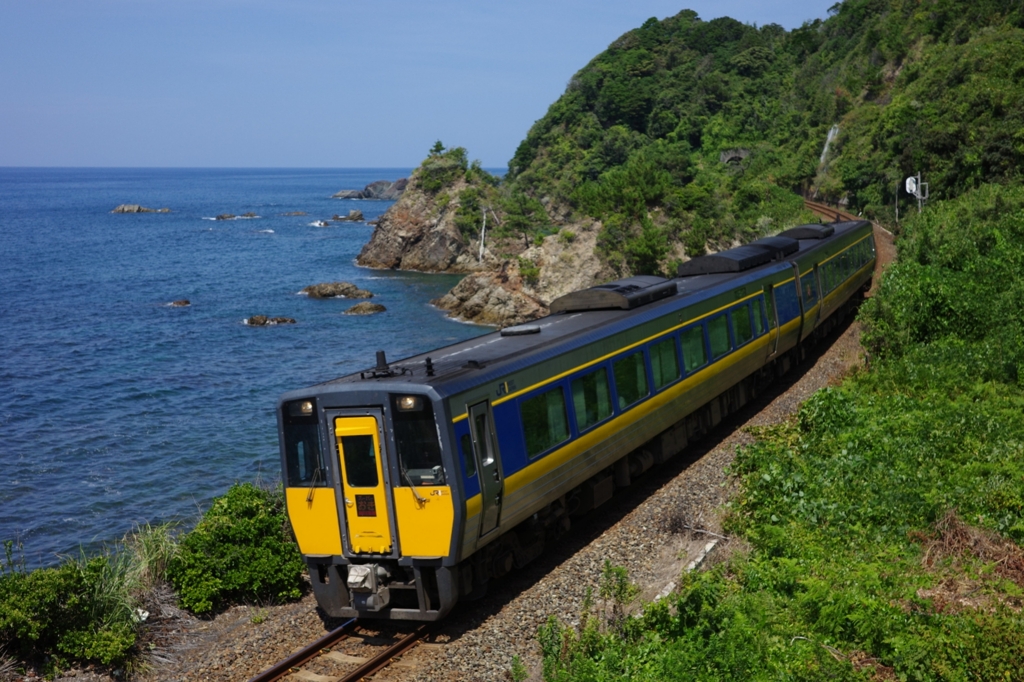 日本海沿いを走る特急「スーパーおき」 by okkie （ID：12572930） - 写真共有サイト:PHOTOHITO