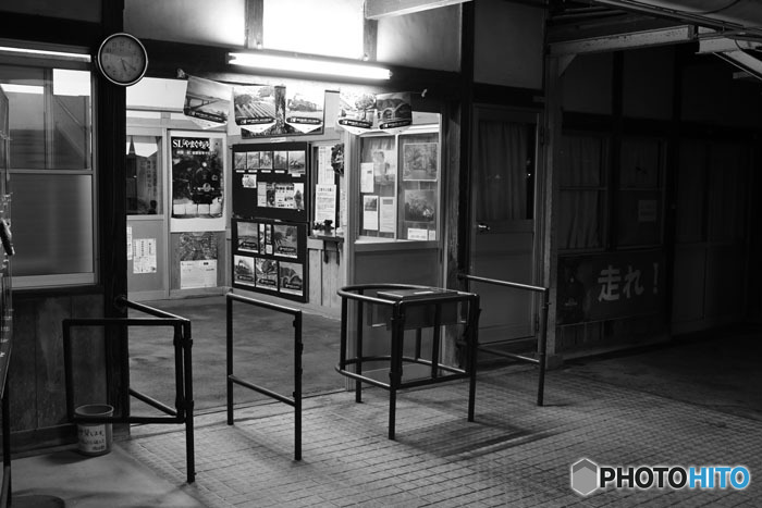 夜の改札口