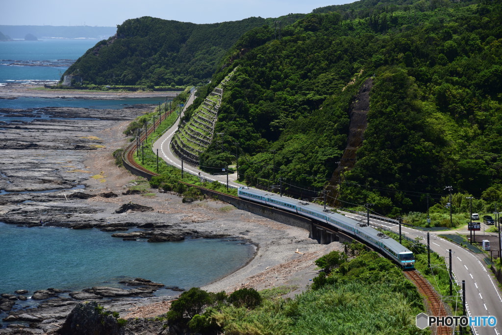 海岸沿いを行く「くろしお」