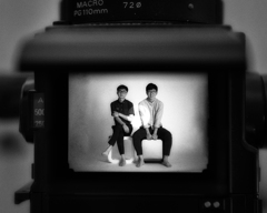 2人の男が写真館で撮影した写真