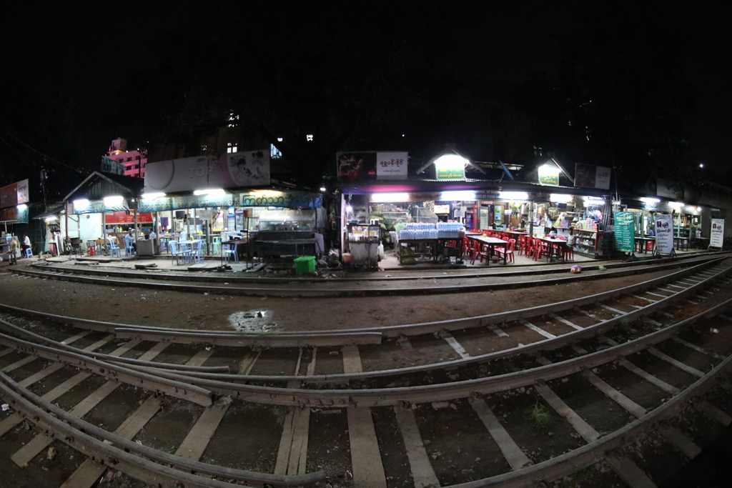 マンダレー駅　ミャンマー