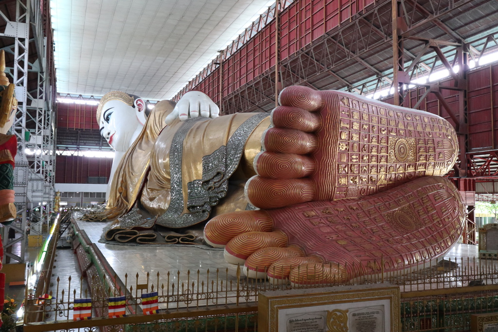 高さ17.7m、長さ65.8m ヤンゴン チャウタッジー寝釈迦仏