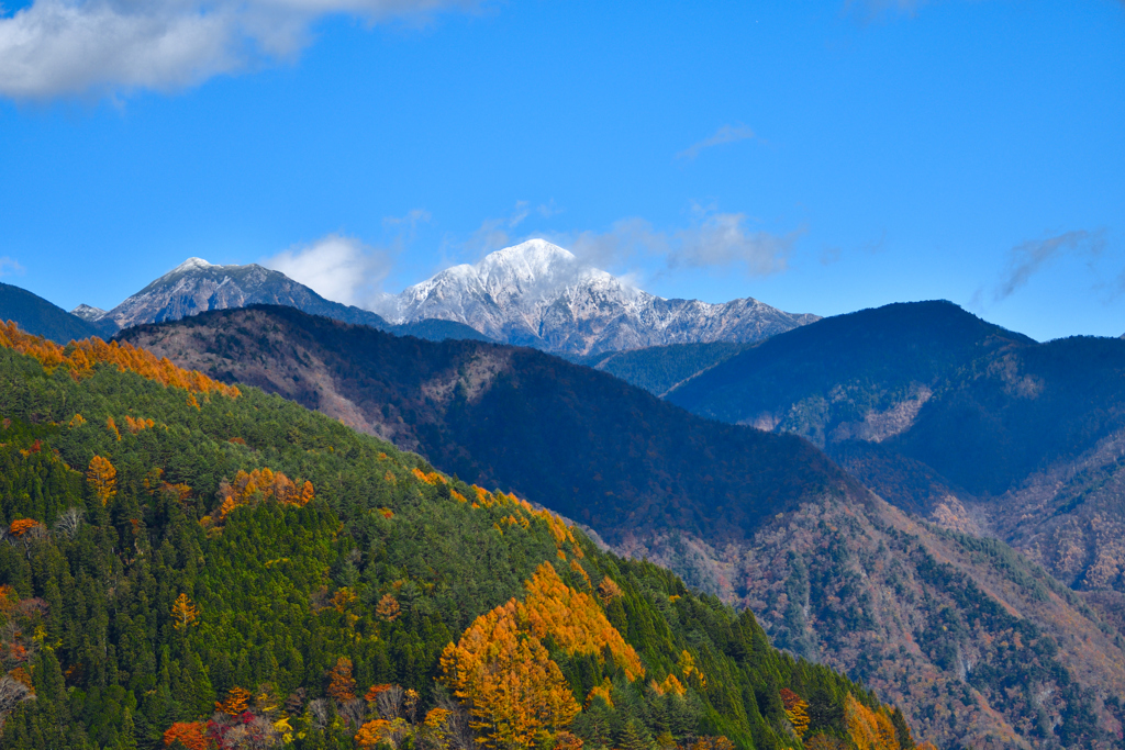 晩秋と雪山