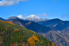 晩秋と雪山
