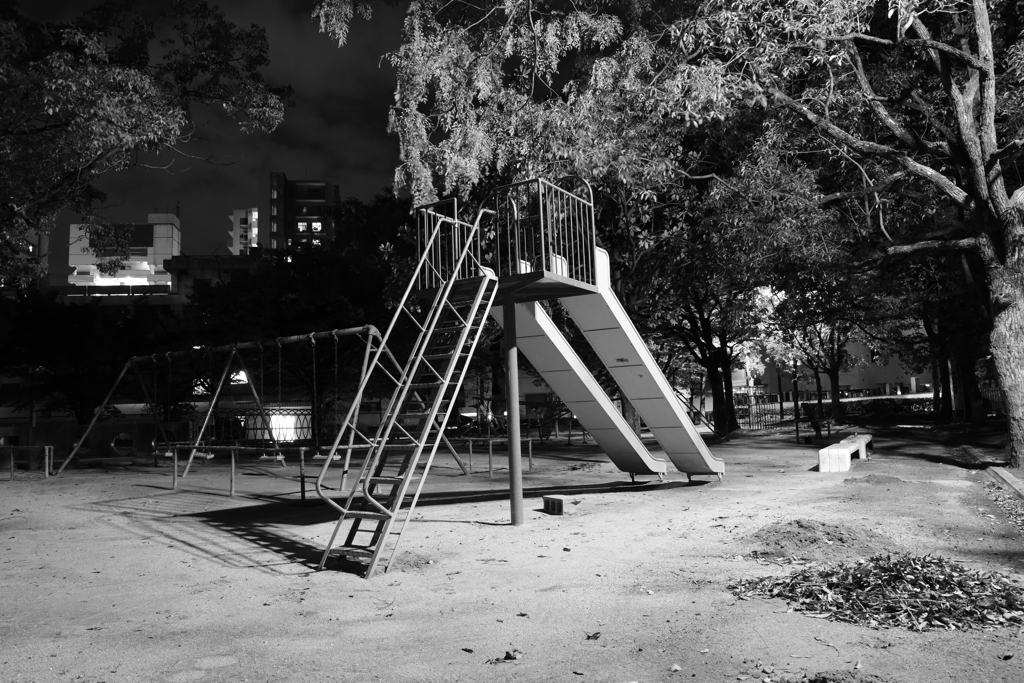 夜の公園　滑り台