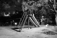 夜の公園　滑り台