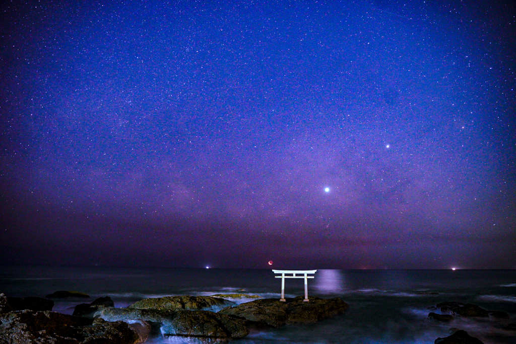 神磯の鳥居と天の川