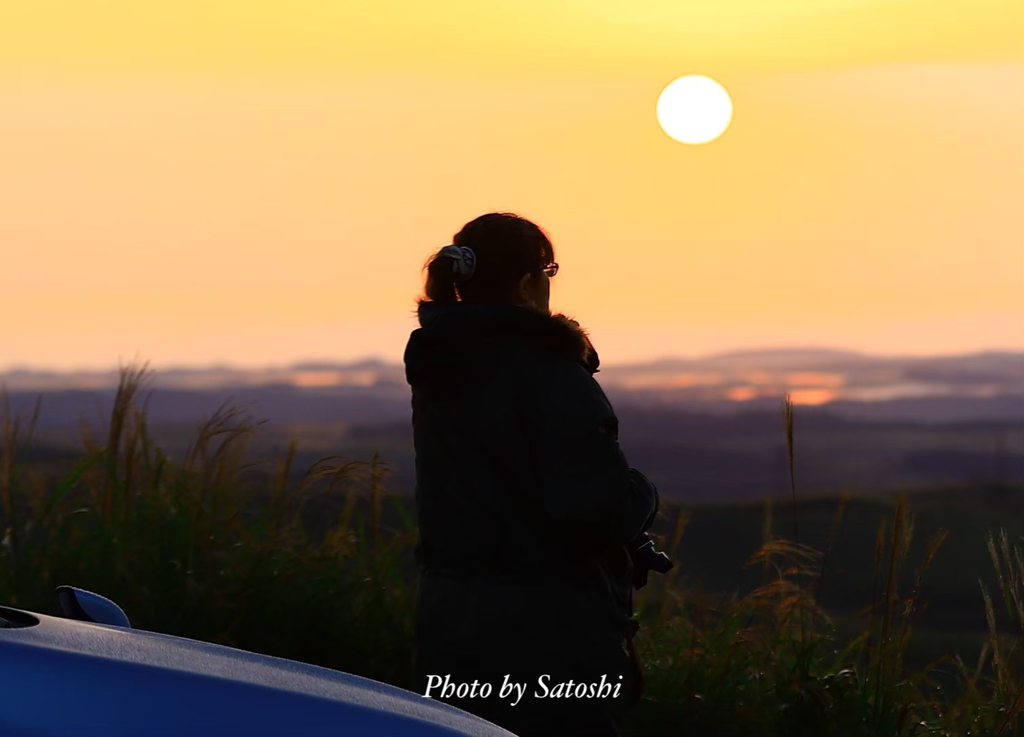 大観峰　早朝雲海を見つめる女性