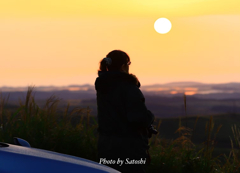 大観峰　早朝雲海を見つめる女性