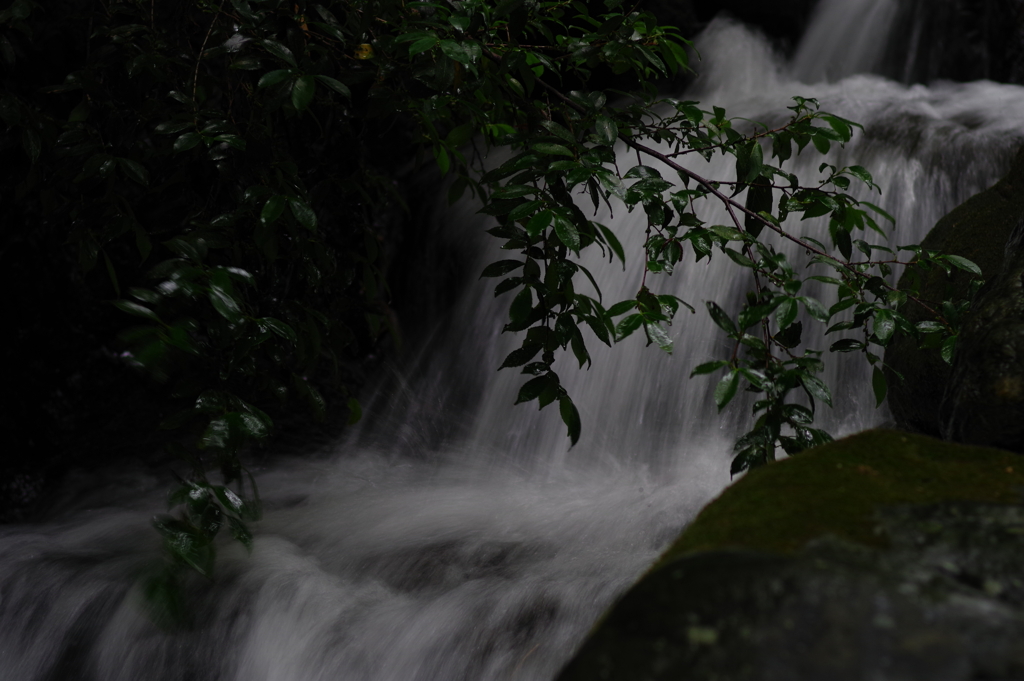 金沢散歩 水力発電に使われてる小さな滝