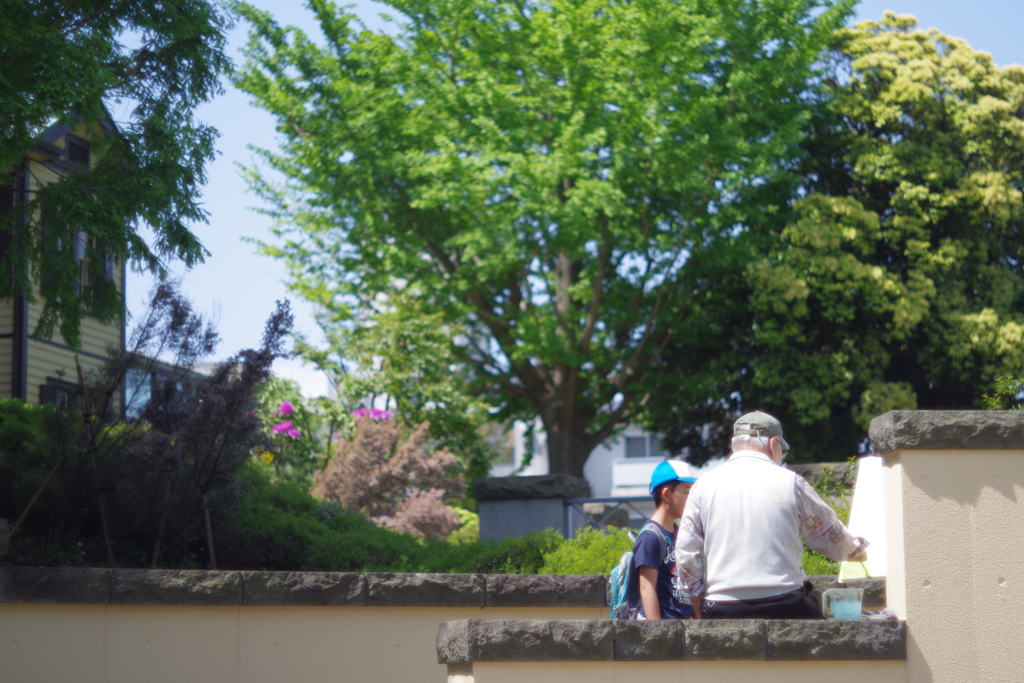 西洋館巡り argus 55mm f1.7 絵を描く老人とそれを見る少年