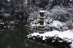 雪の兼六園 雪と滝