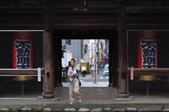 高幡不動尊 犬と仲良く