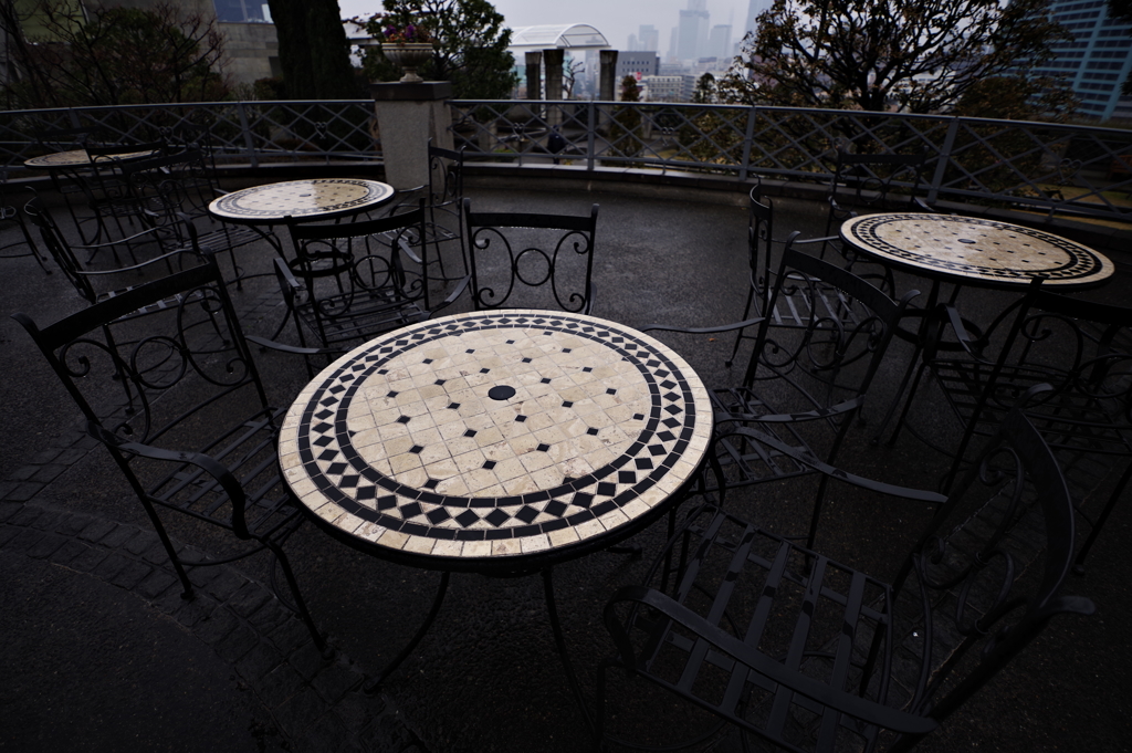 雨の日の西洋館散歩　誰もいないテーブル
