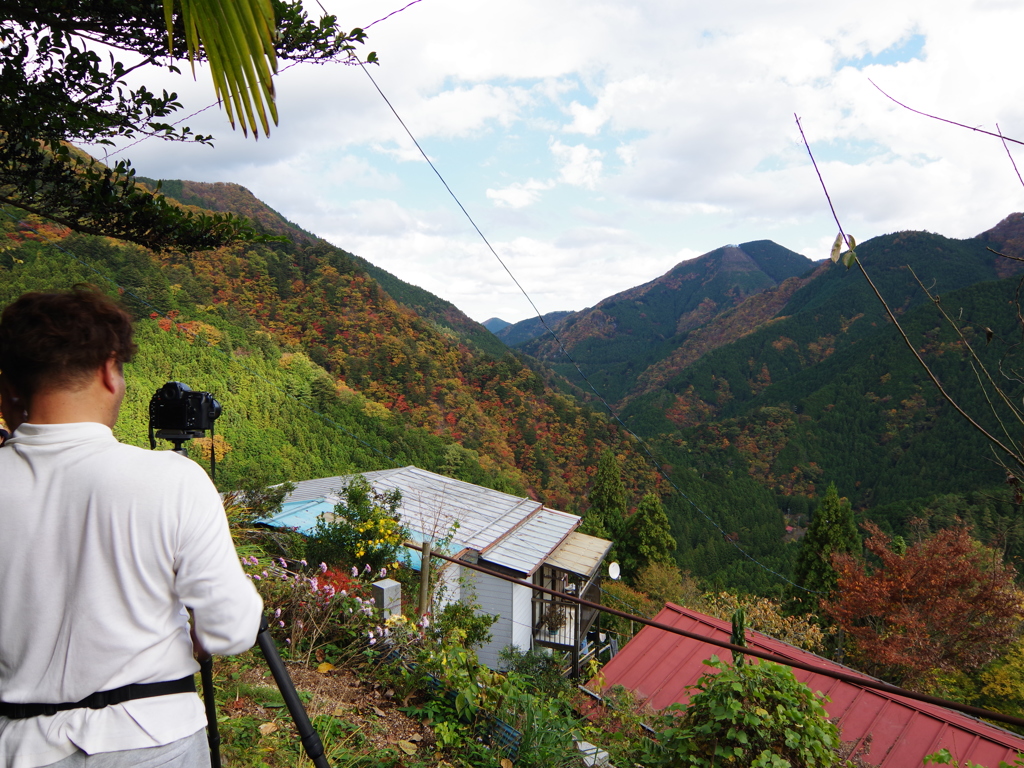 奥多摩むかしみち 紅葉した山々と景色を撮るカメラマン