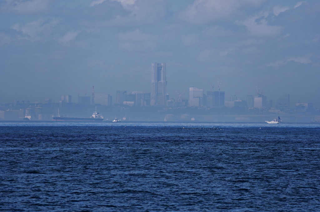 猿島より蜃気楼にも見えるランドマークタワー