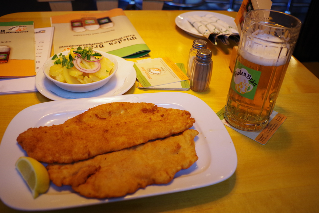 二日目 夜ご飯 シュニッツェルとビール(ヘレス)